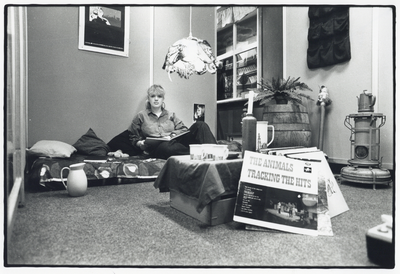 828753 Afbeelding van Menke Peper in haar ‘nieuwe stijl studentenkamer’, een foto gemaakt naar aanleiding van de ...